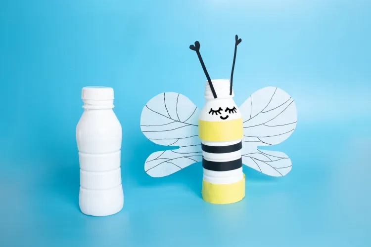 comment recycler les bouteilles de yaourt facile bricoler figurine abeille papillon organiser exposition maternelle