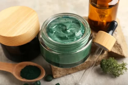 comment utiliser les algues vertes spiruline barrière gain poids ralentir vieillissement peau lutte agresseurs pollution rayonnement ultra violet écran bleu