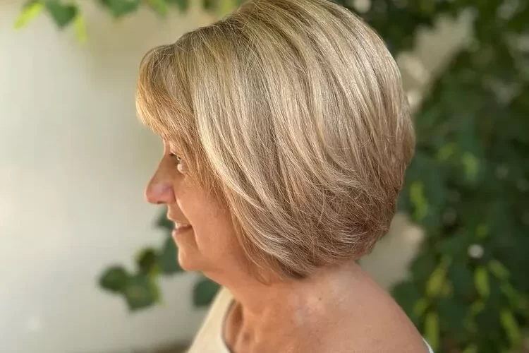 coupe de cheveux rajeunissante femme 70 ans carré dégradé coloration blond miel