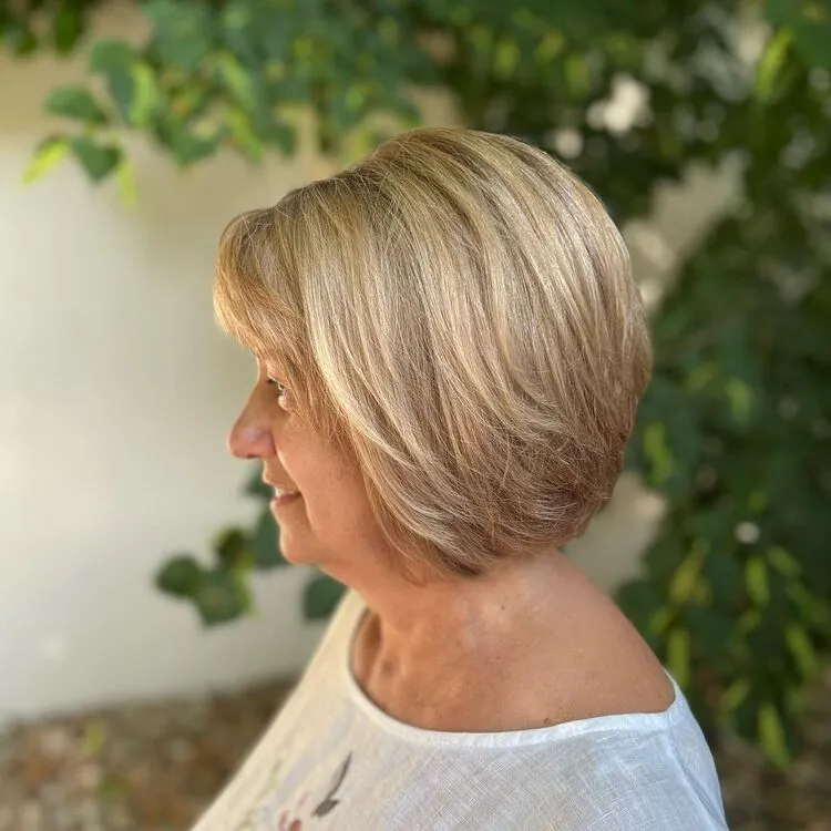 coupe de cheveux rajeunissante femme 70 ans carré dégradé coloration blond miel