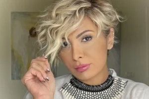 coupe pixie avec mèches blondes bouclé tendance cheveux courts renzizgheib instagram