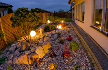 décoration de jardin avec des pierres galet gris pas japonais