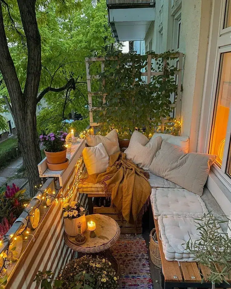 décorer rambardes balcon printemps 2024 canisse pots fleurs plantes guirlande lumineuse