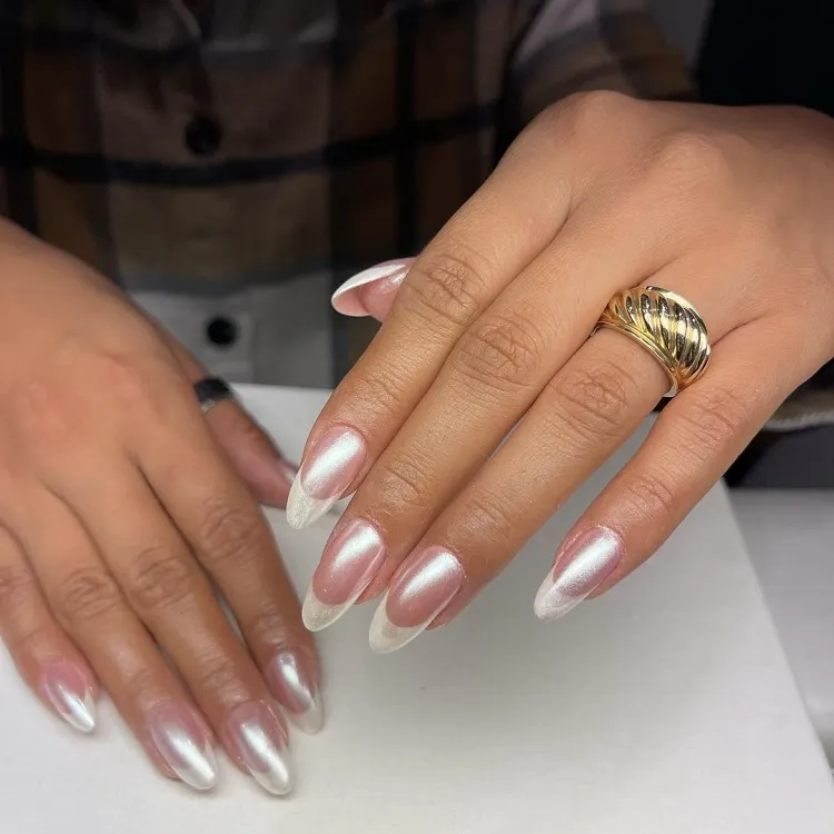 french pearl chrome nails tendance nail art printemps été 2024 idée manucure mariage