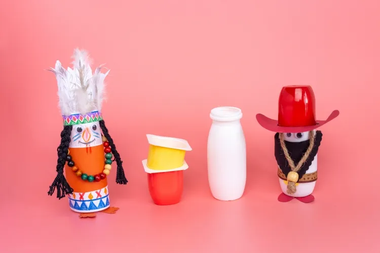 idées bricolage avec des bouteilles de yaourt miser figurines amusantes enfants apprécieront personnages western