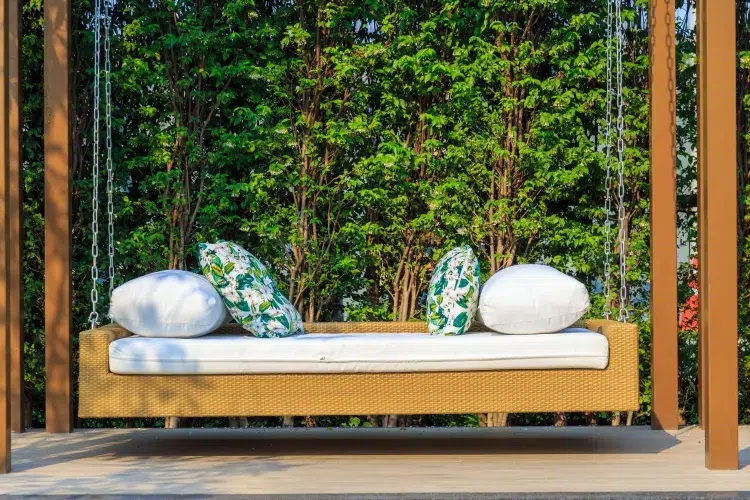 nettoyer les coussins d'un salon de jardin harmoniser matériau style meubles extérieur accessoires