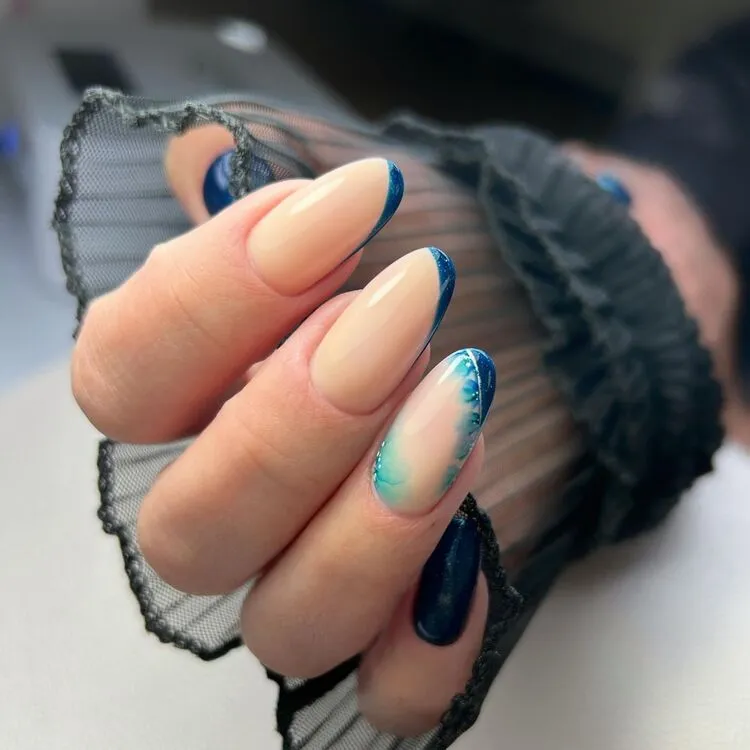 ongles en amande watercolor french manucure bleue