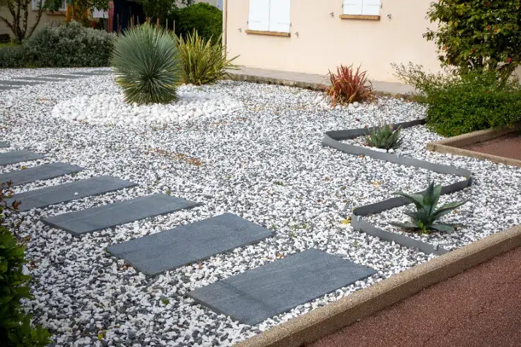 pas moderne décoration de jardin avec des pierres