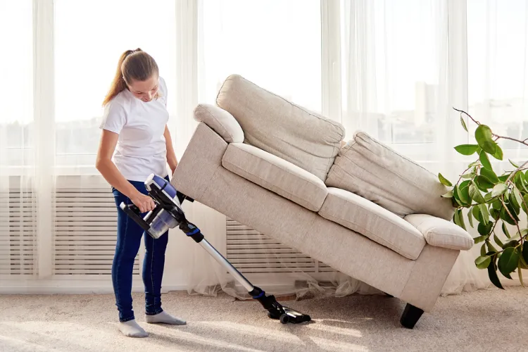 peut on nettoyer sous un meuble sans le déplacer derrière plumeau spray dépoussiérant maison