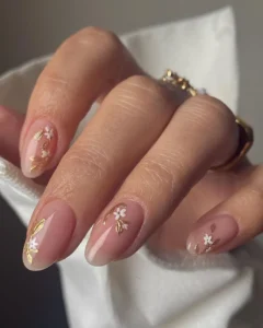 quelle manucure choisir pour un mariage en 2024 nail art floral vernis nude