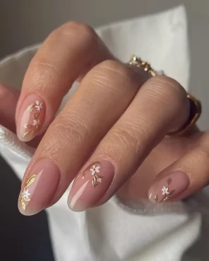 quelle manucure choisir pour un mariage en 2024 nail art floral vernis nude