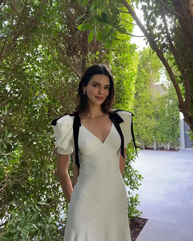 robe blanche longue femme élégante modèle carolle tendance printemps été 2024 mariage