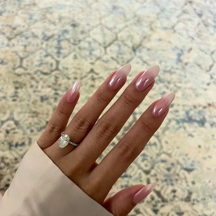 tendance nail art mariage 2024 strawberry glazed nails