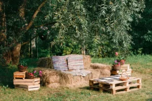 canapé jardin en balles de foin table en palettes fleurs