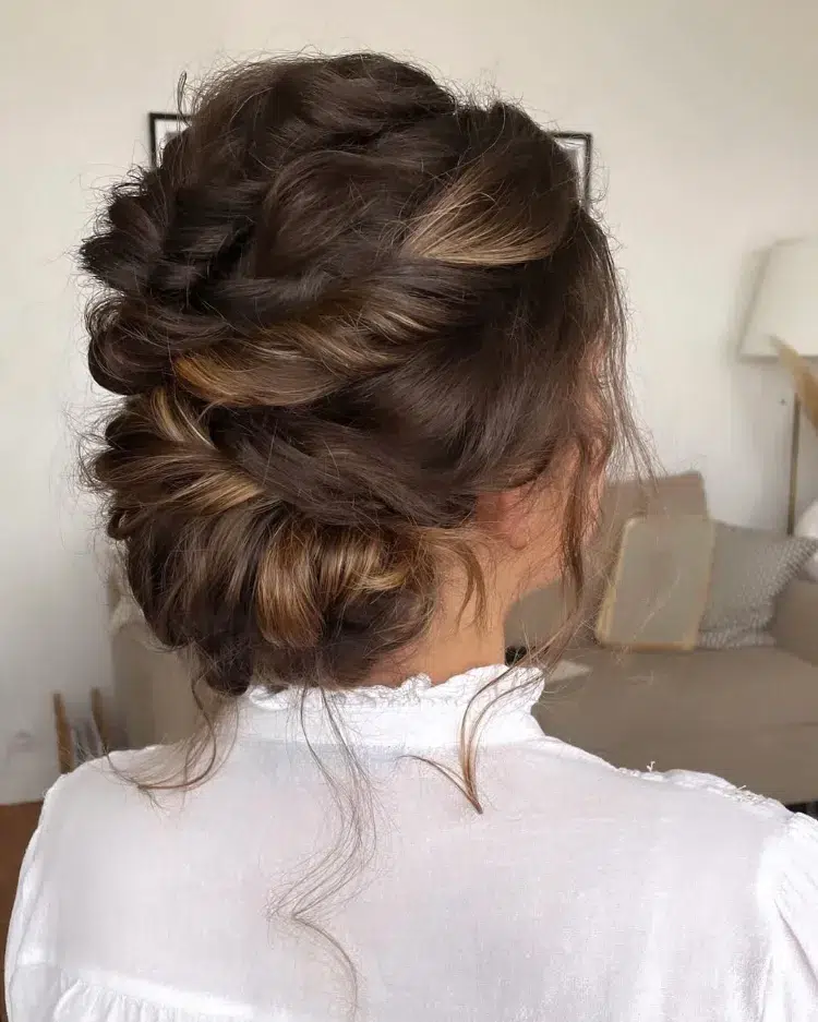 coiffure mariage femme 60 ans cheveux gris mi long chignon torsades brunettes