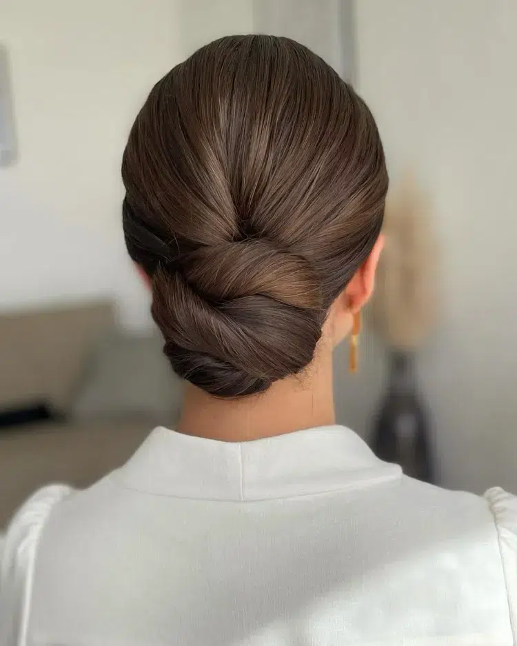 coiffure pour mariage femme 60 ans cheveux mi long chignon bas élégant