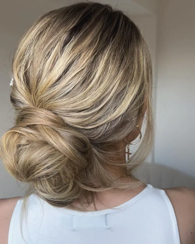 coiffure pour mariage femme 60 ans cheveux mi long chignon bas tressé décoiffé