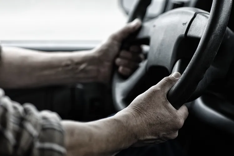 guide astuces comment nettoyer un volant de voiture qui colle en cuir caoutchouc bois plastique