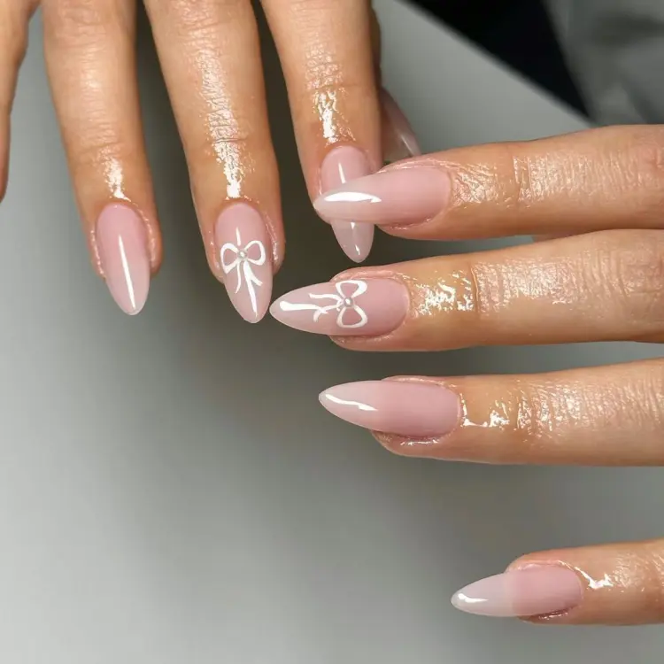 idée clean girl ongles avec noeuds tendance 