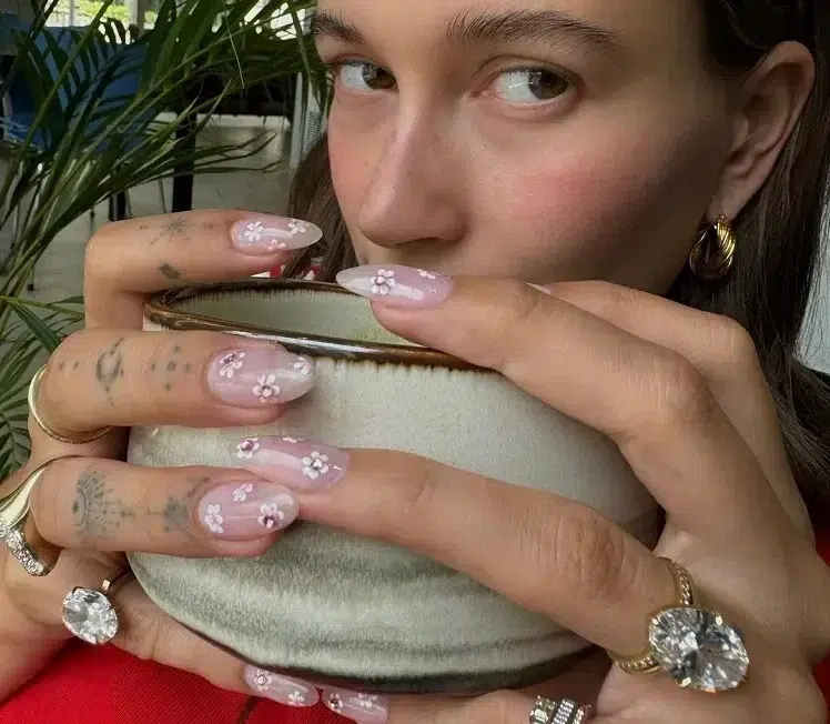 manucure nude fleurs hailey bieber nail art ongles tendance juin 2024 été