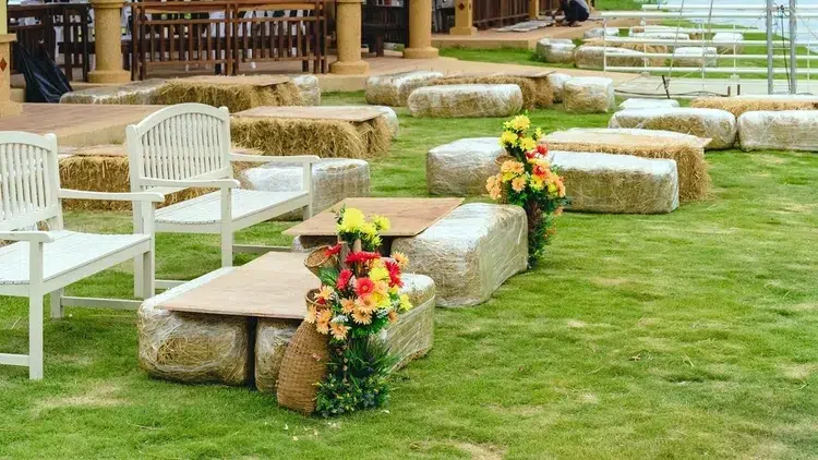 meubles de jardin en balles de foin déco florale