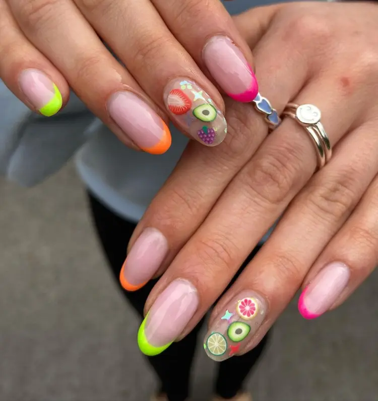 ongles aux motifs fruitiers manucure nail art fruits été 2024 tendances girls nailartstudio instagram