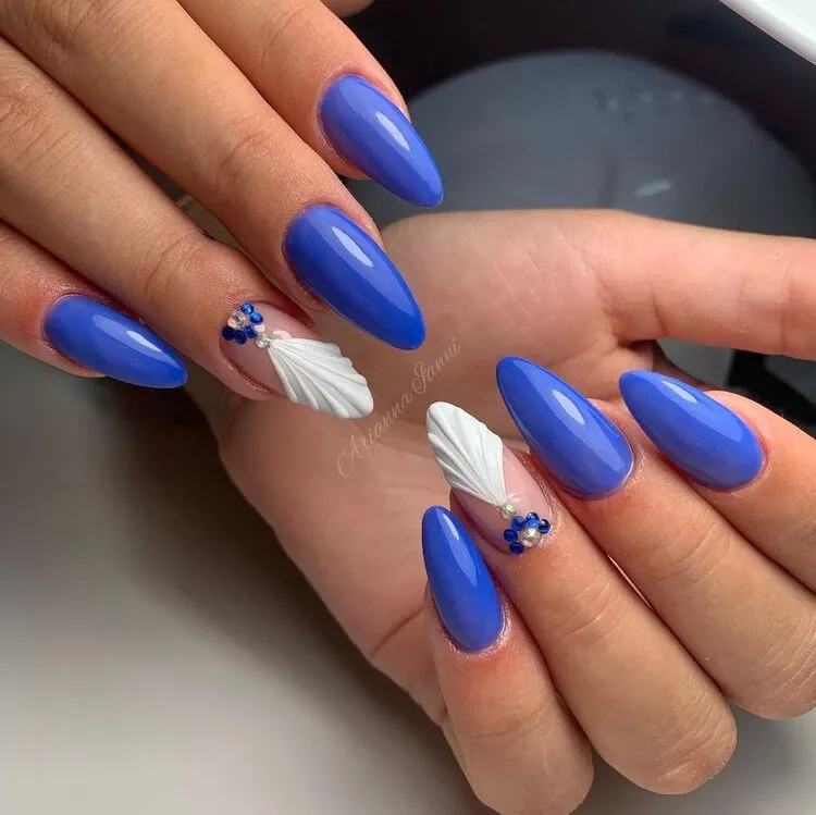 ongles effet coquillage manucure bleu et blanc strass