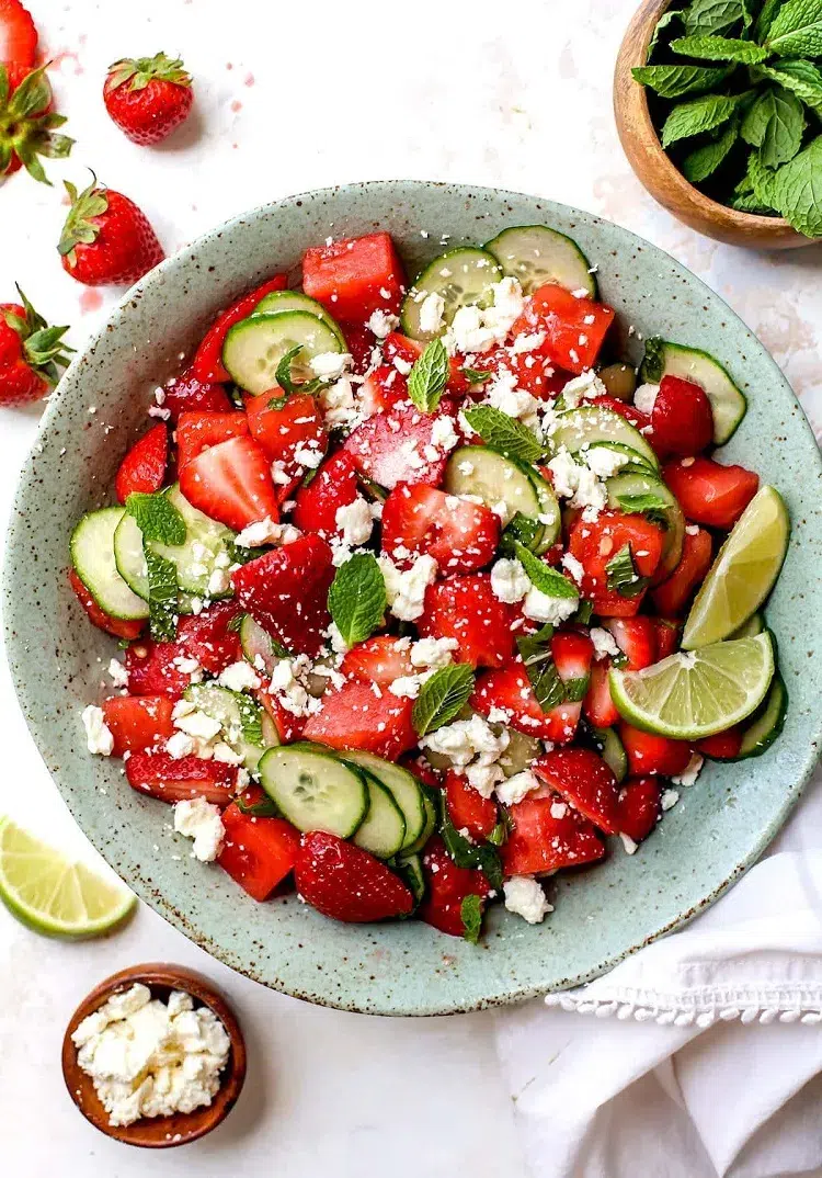 recette salade grecque facile et rapide aux fraises, feta et concombre