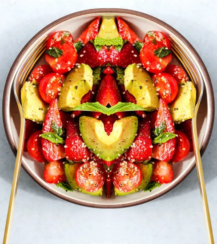 salade aux tomates fraise avocat et basilic