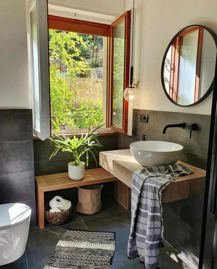 salle de bain bohème meubles en bois tapis plante verte