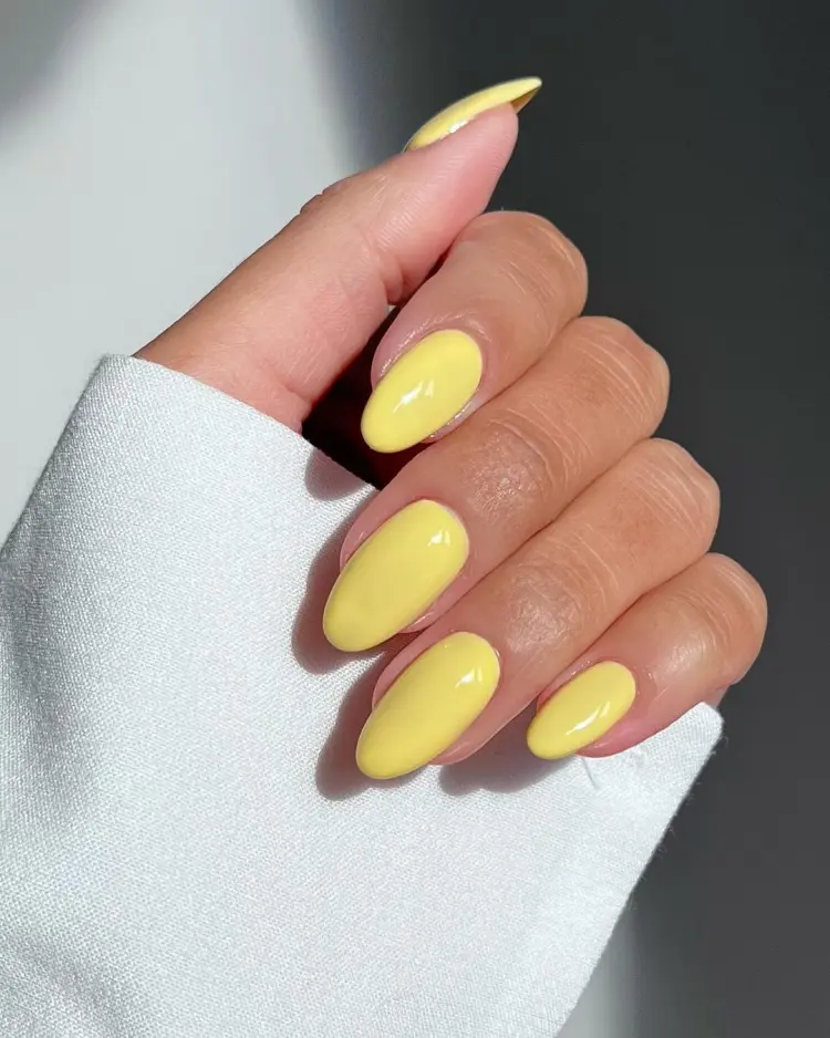 vernis à ongles tendance butter nails jaune moderne idées manucure