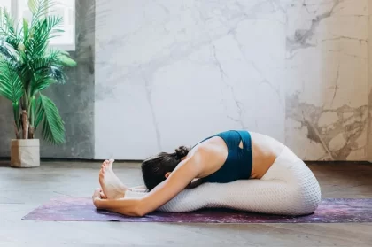 yoga posture de la pince assise pour soulager jambes mollets lourdes améliorer circulation sanguine