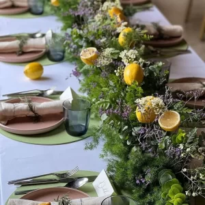 centre de table facile à composer à partir de mousse florale, de verdures, de fleurs et de citrons