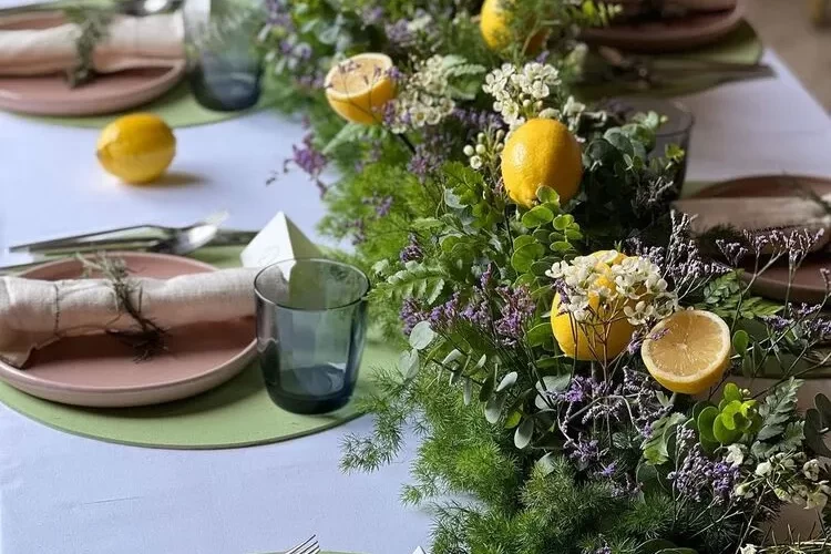 centre de table facile à composer à partir de mousse florale, de verdures, de fleurs et de citrons