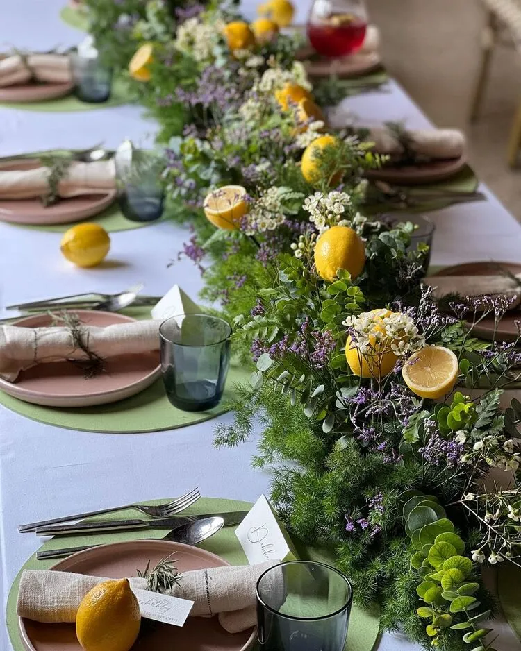 centre de table facile à composer à partir de mousse florale, de verdures, de fleurs et de citrons