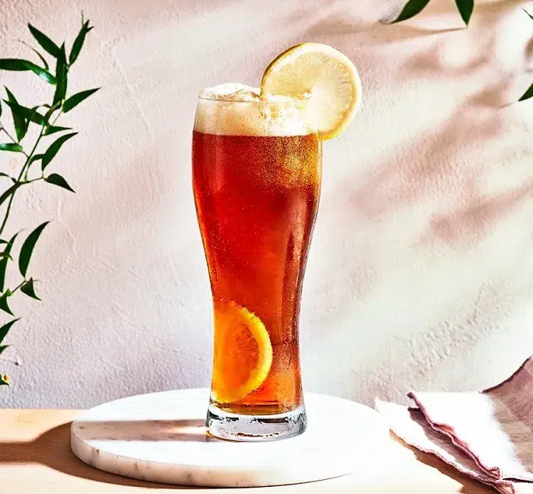 classic shandy cocktail avec du citron et de la bière