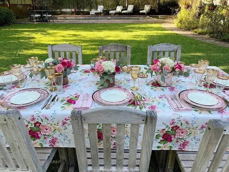 déco de table d'anniversaire simple avec de petits bouquets de roses, d'eucalyptus et d'hortensia