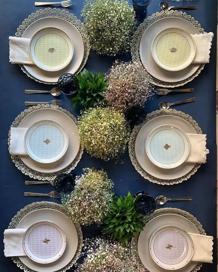 décoration de table simple fabriquée à partir de petits bouquets de fausses gypsopiles colorées