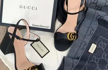 des sandales noires gucci à talon carré à porter au bureau