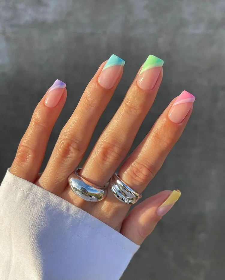 idée d'ongles arc en ciel pour qui prônent les tons pastel