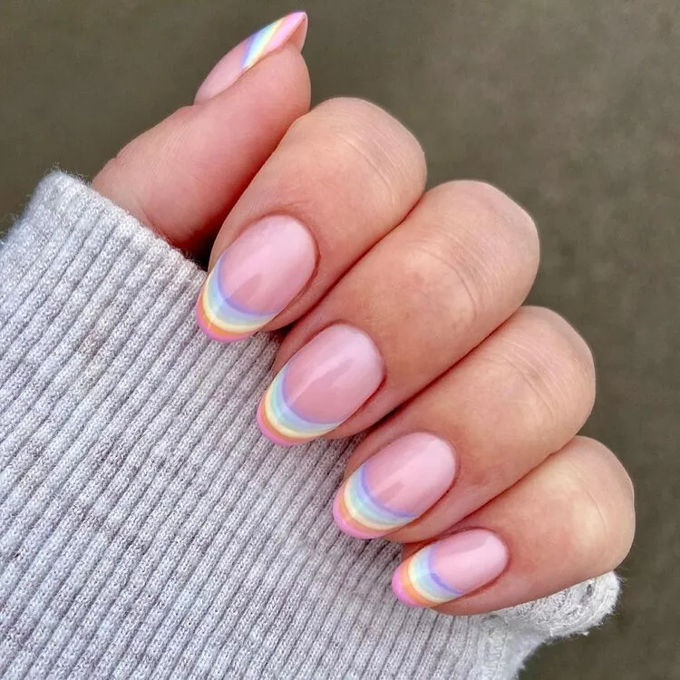 la manucure française se réinvente pour s'approprier les tendances nail art d'été