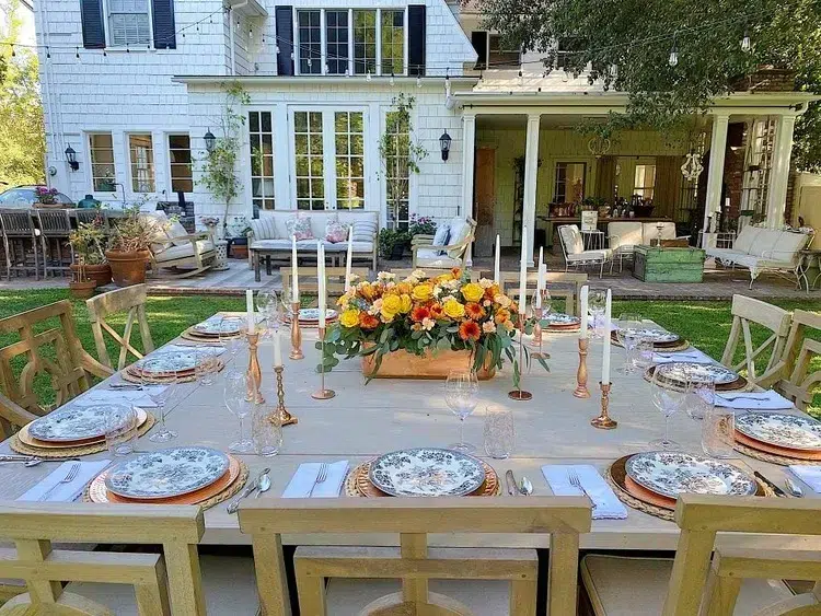 les assiettes vintage tranchent joliment avec la composition florale au centre de la table