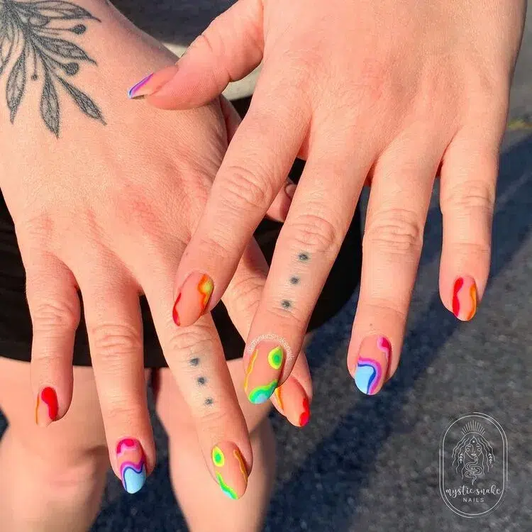 les fameux swirl nails adoptent un design multicolore parfait pour l'été