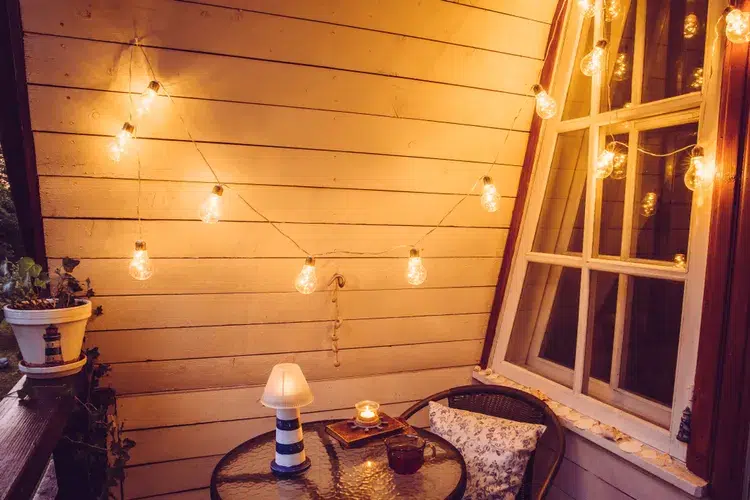 les guirlandes lumineuses sont indispensables pour créer un balcon romantique