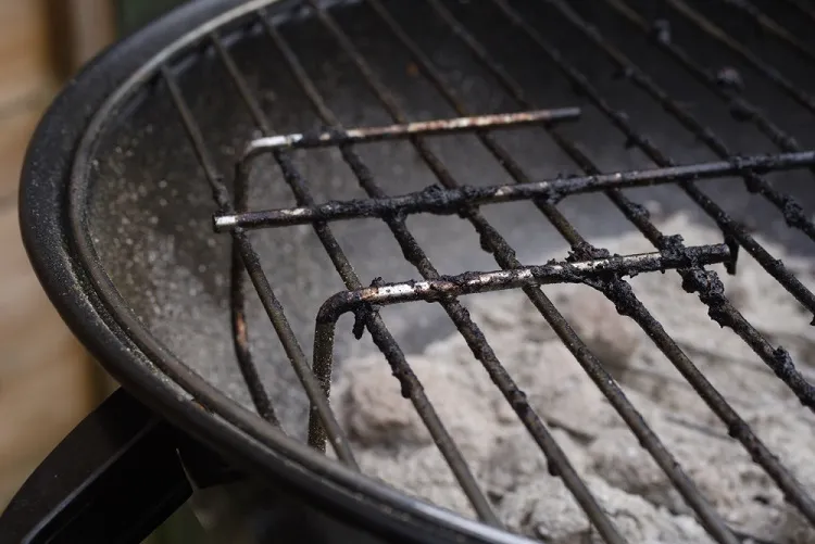 nettoyer une grille de barbecue rouillée ou sale