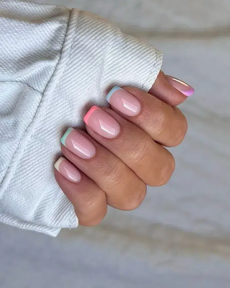 nuances pastel inspirées par l'arc en ciel et french manucure pour des ongles estivaux réussis