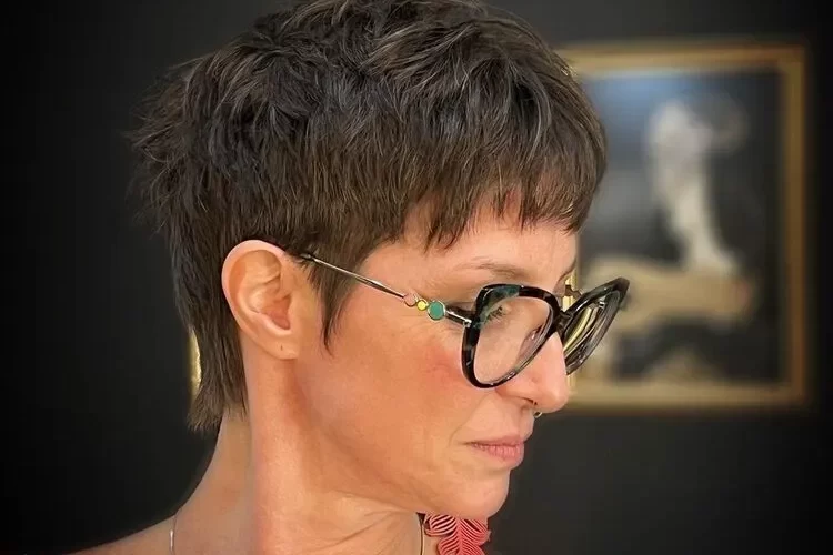 pixie cut en dégradé léger associée à une micro frange