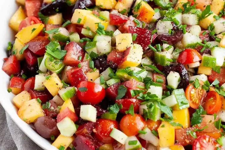 salade de fruits à noyaux, tomates et concombres