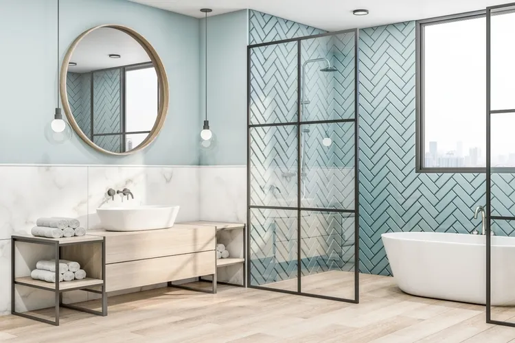 salle de bain moderne en bleu et blanc avec baignoire