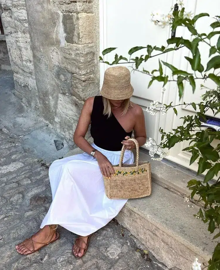 un chapeau et un sac en raphia pour une tenue de vacances stylée à la grecque